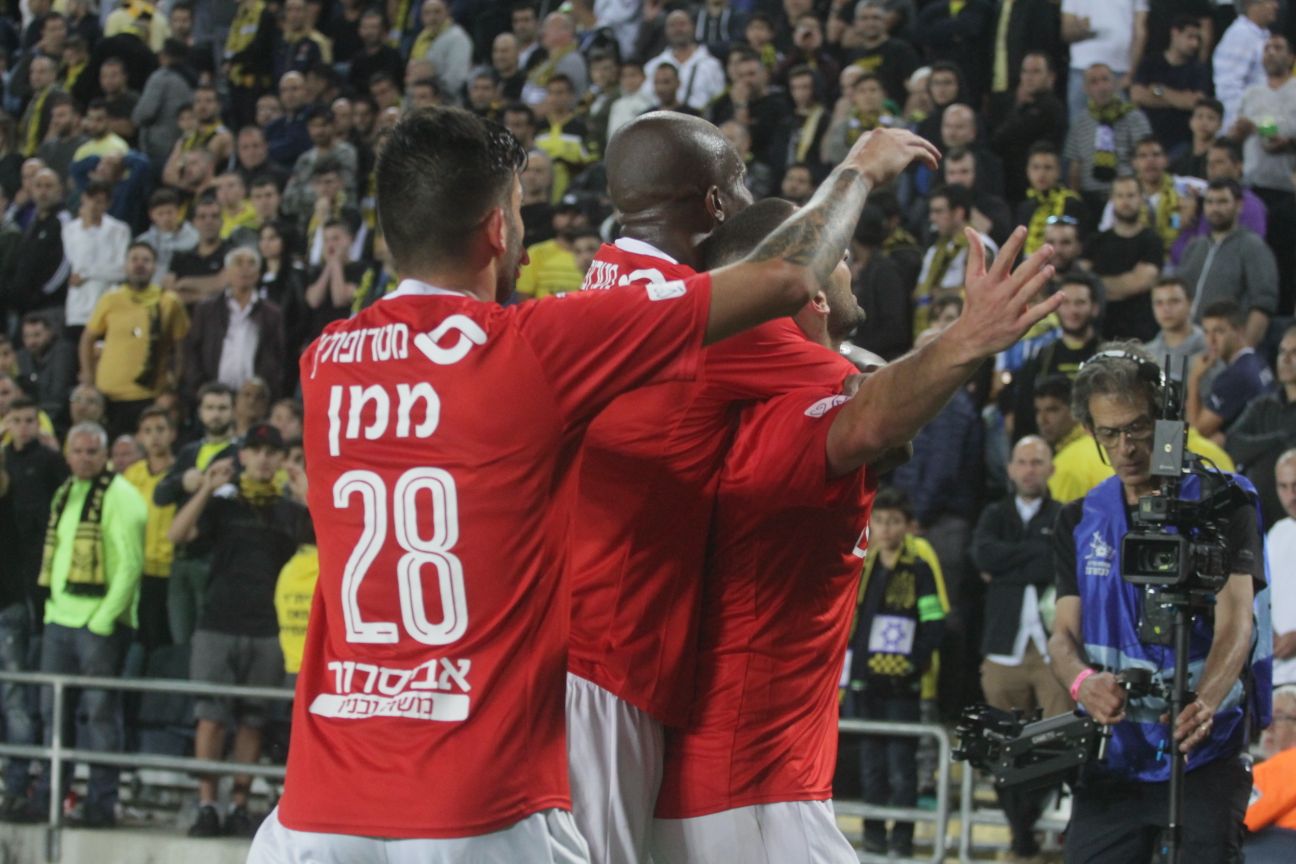 חנן ממן, טוני וואקמה ובן שהר. שחקנים כובשים חוגגים ניצחון גדול (צילום: בן בודה)